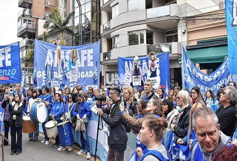 Amsafé se movilizó a la Legislatura con 20.000 firmas y exigió la derogación de la reforma previsional.